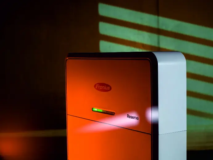 Thuisbatterij voor opslag van zonne-energie en slim energiebeheer