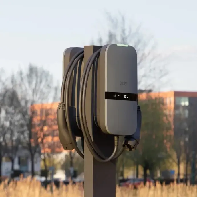 Meerdere slimme laadpalen geïnstalleerd en verbonden met zonnepanelen en batterij