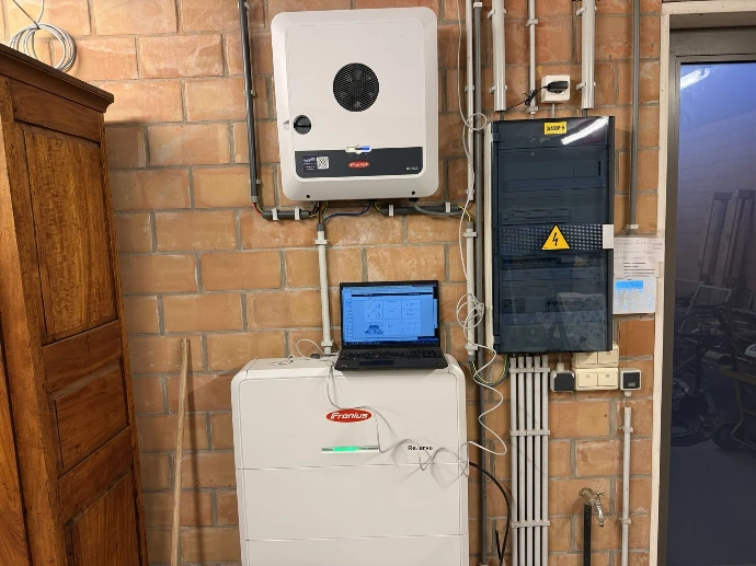 thuisbatterij installatie in temse met slimme omvormer